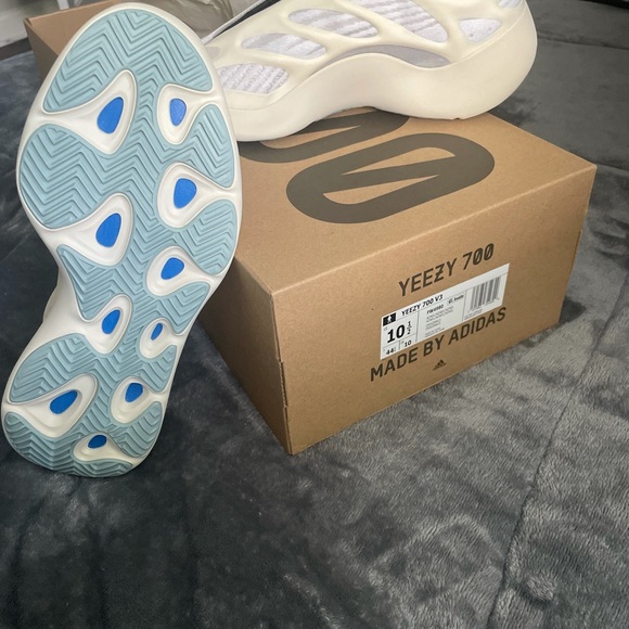 YEEZY 700 V3 AZAEL *BRAND NEW FROM YEEZY DAY* - Picture 10 of 10